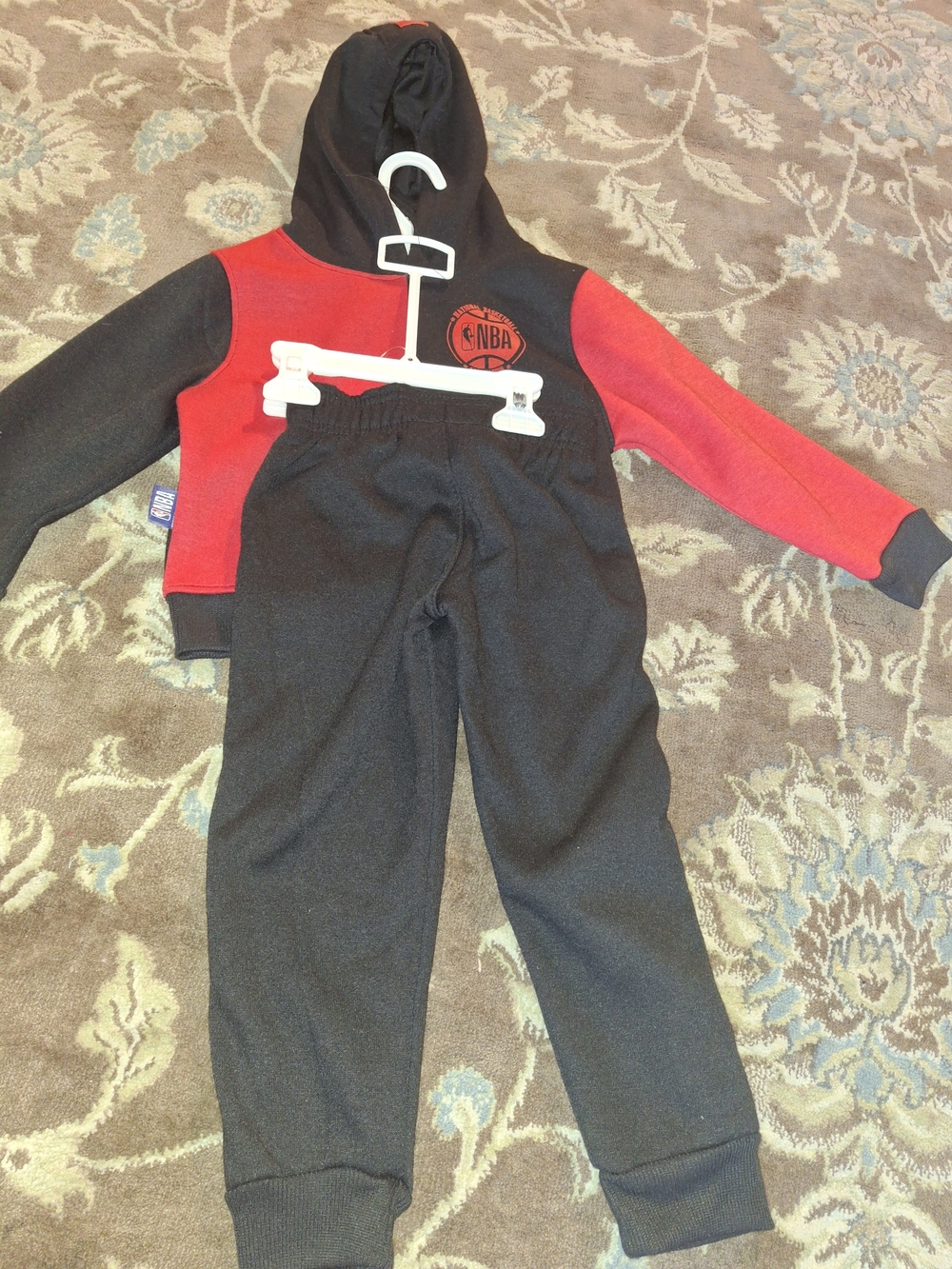 NWT NBA Official Licensed 2-Piece Black & Red Hoodie & Jogger Set (2T)
​
